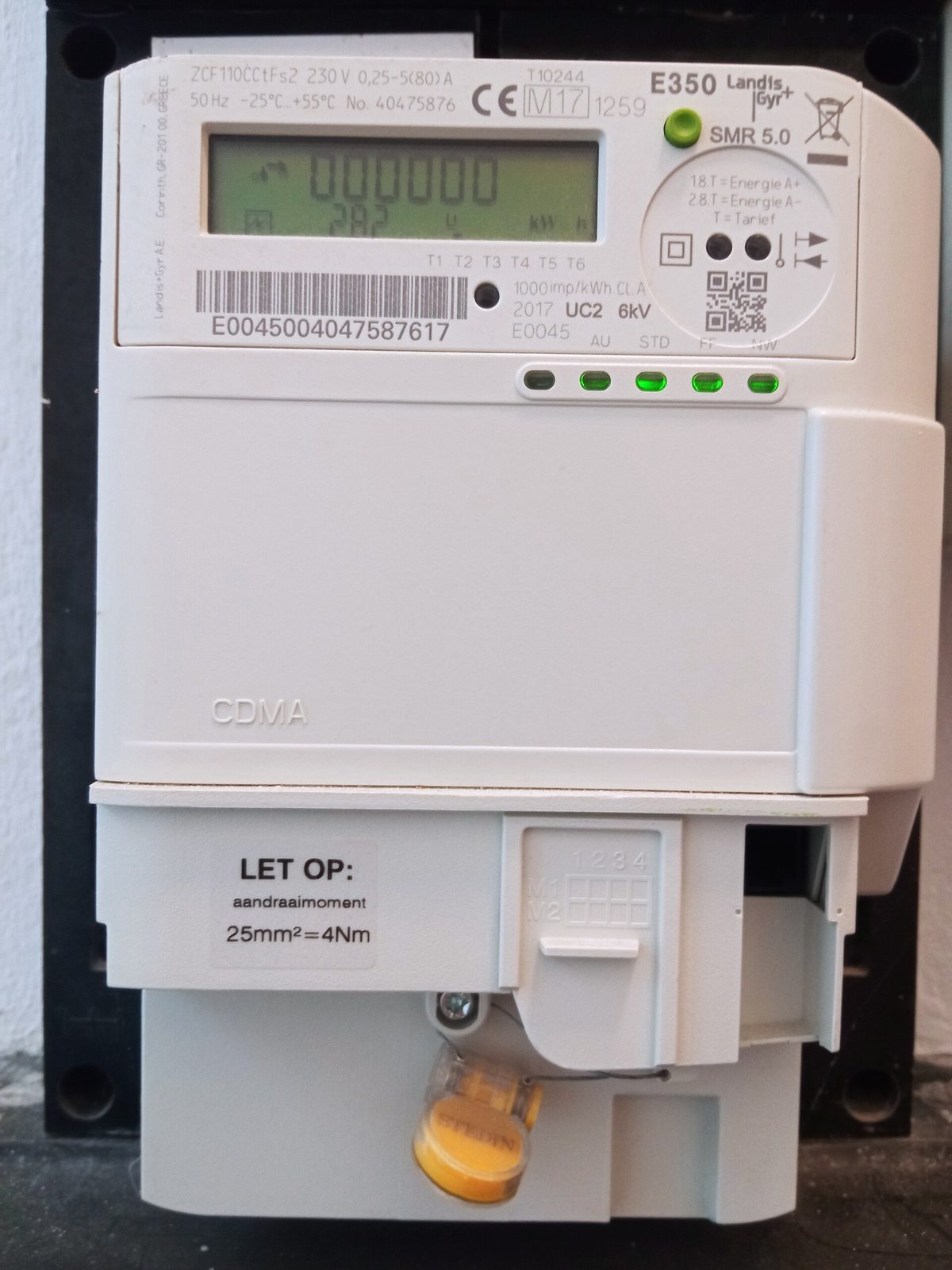 Digitale elektriciteitsmeter met lcd-scherm, groene indicatielampjes en een afgedekte aansluitkap eronder